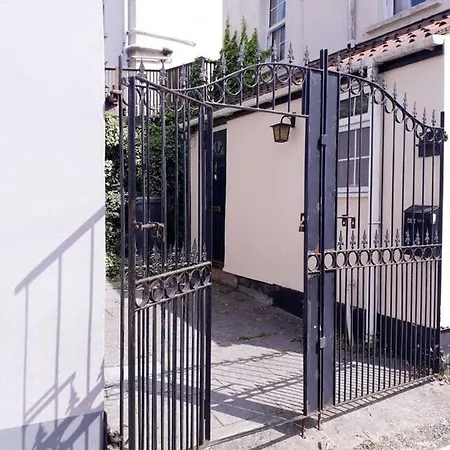 2 Bdrm House Off Whiteladies Free Parking Sleeps 6 Semesterbostad