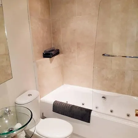2 Bdrm House Off Whiteladies Free Parking Sleeps 6 *