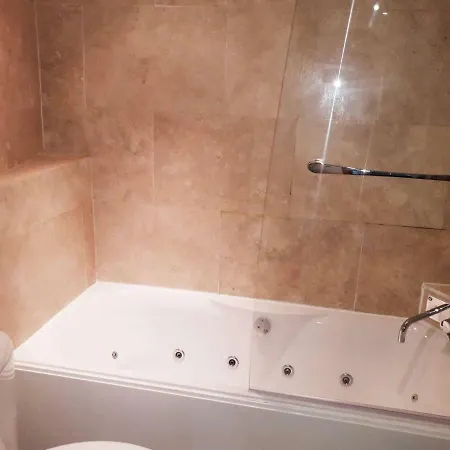 2 Bdrm House Off Whiteladies Free Parking Sleeps 6 بيت للعطل *
