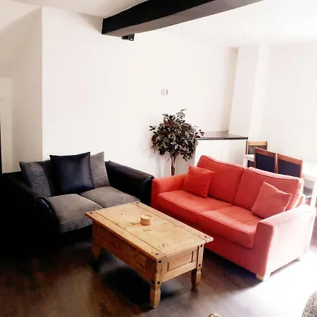 2 Bdrm House Off Whiteladies Free Parking Sleeps 6 بيت للعطل